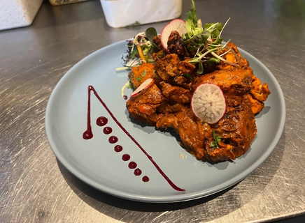 Tandoori chicken starter with chutney and onions